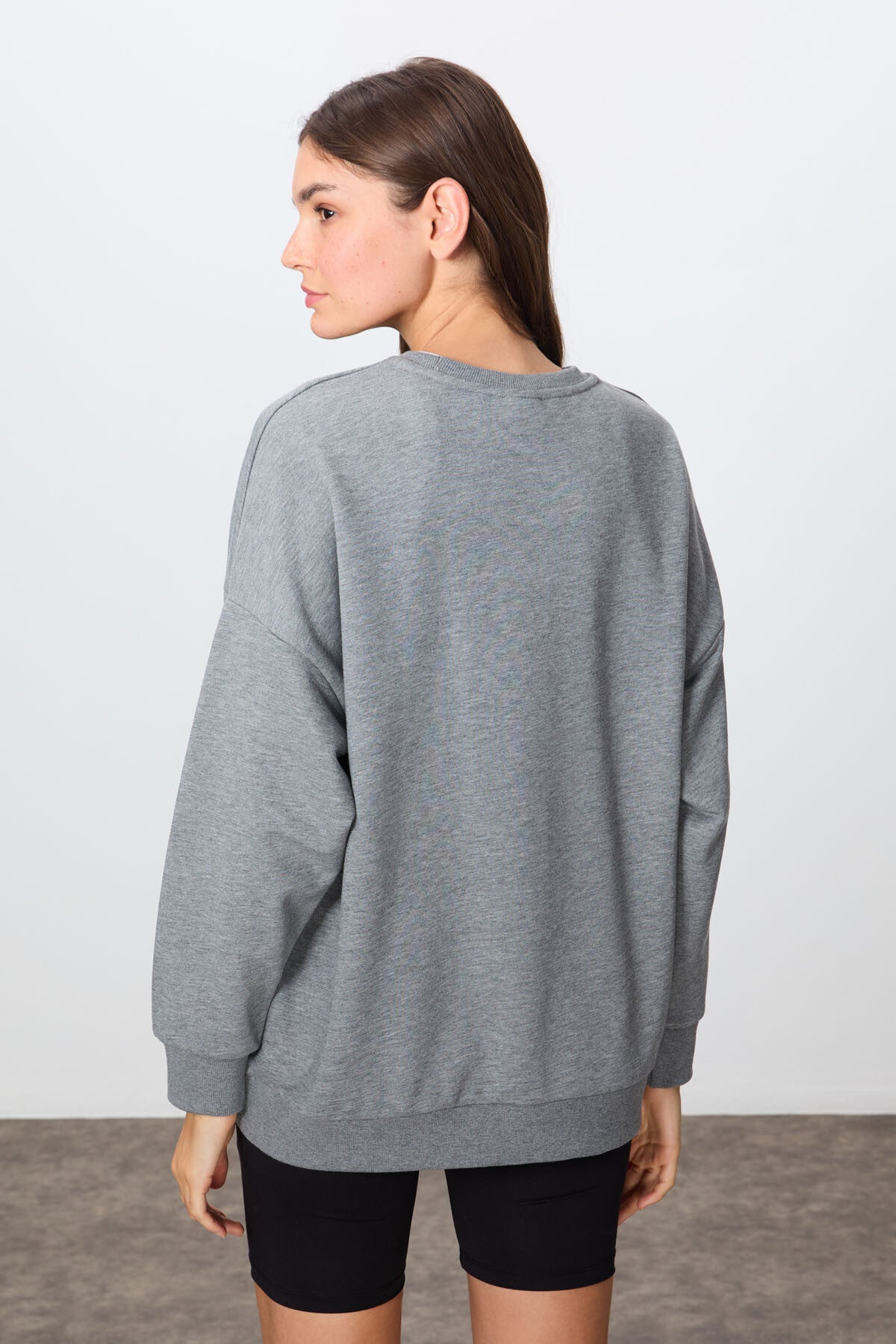 Gri Melanj Kompakt Pamuklu Kalın Pürüzsüz Dokulu O Yaka Oversize Fit Kadın Sweatshirt - 97288