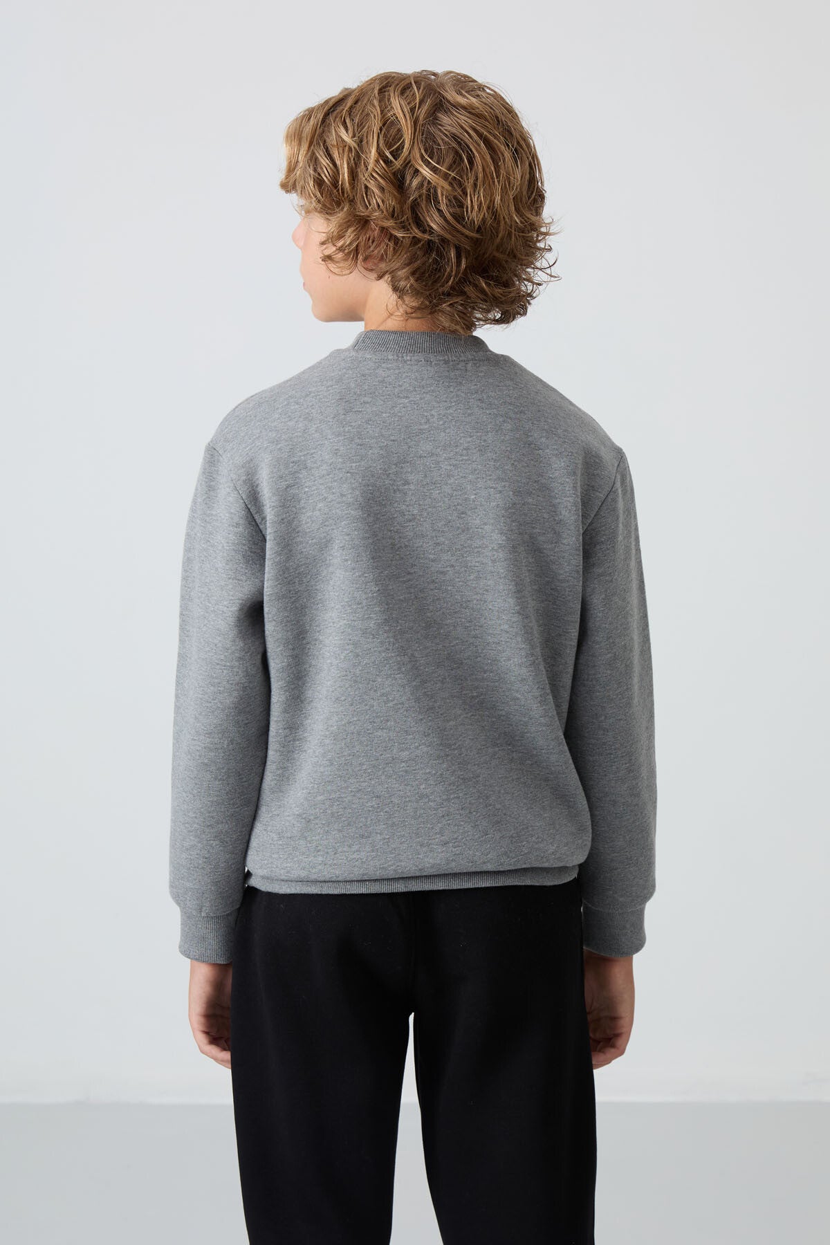 Gri Melanj Pamuklu Kalın İçi Tüylü Standart Fit Nakışlı Erkek Çocuk Sweatshirt - 11232