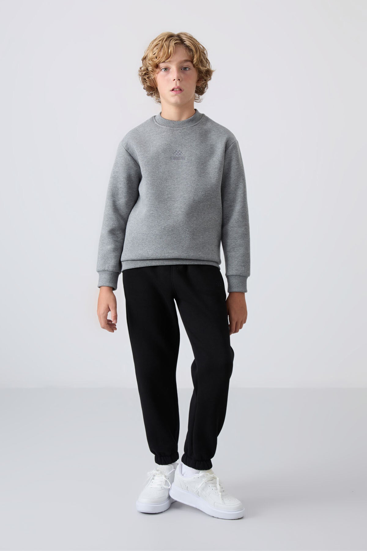 Gri Melanj Pamuklu Kalın İçi Tüylü Standart Fit Nakışlı Erkek Çocuk Sweatshirt - 11232