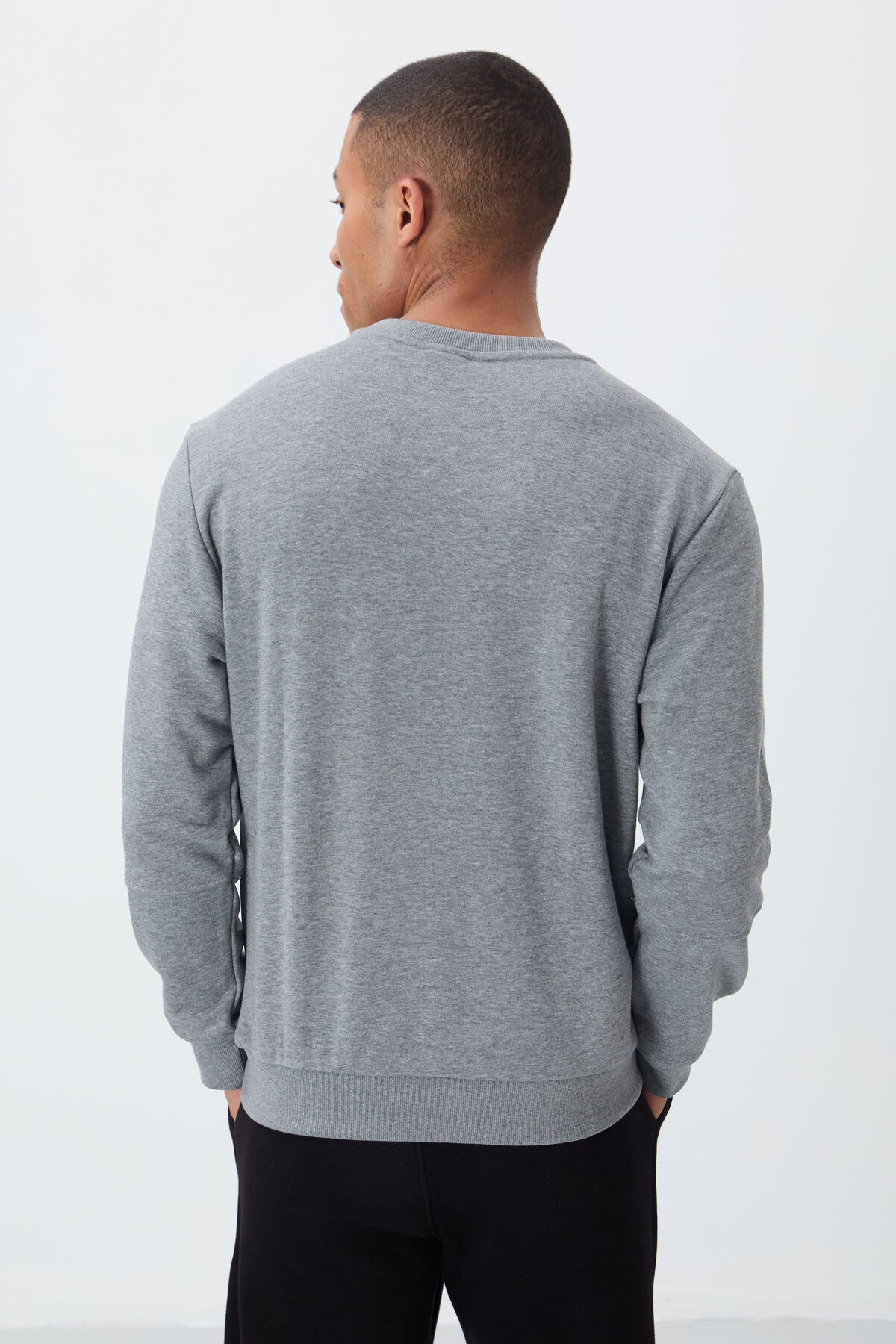 Gri Melanj Kompakt Pamuklu Kalın Pürüzsüz Dokulu O Yaka Standart Fit Erkek Sweatshirt -88405