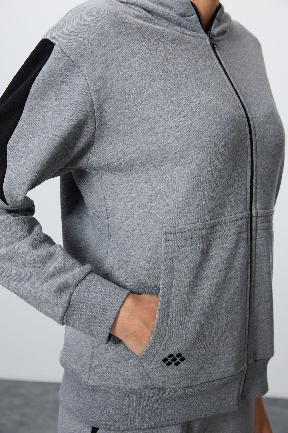 Gri Melanj Kompakt Pamuklu Kalın Pürüzsüz Dokulu Kapüşonlu Oversize Fit Kadın Eşofman Takım - 95343