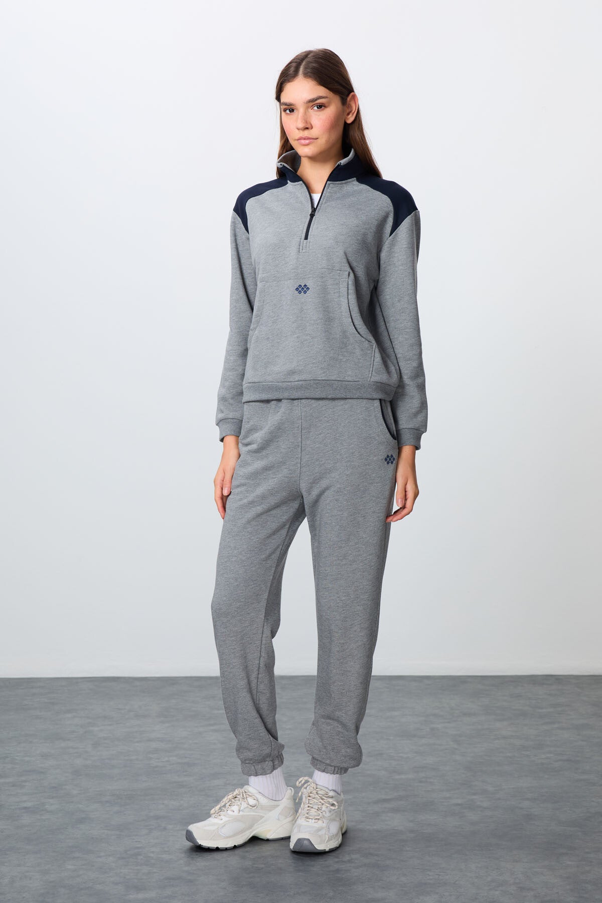 Gri Melanj Kompakt Pamuklu Kalın Pürüzsüz Dokulu Dik Yaka Oversize Fit Kadın Eşofman Takım - 95342