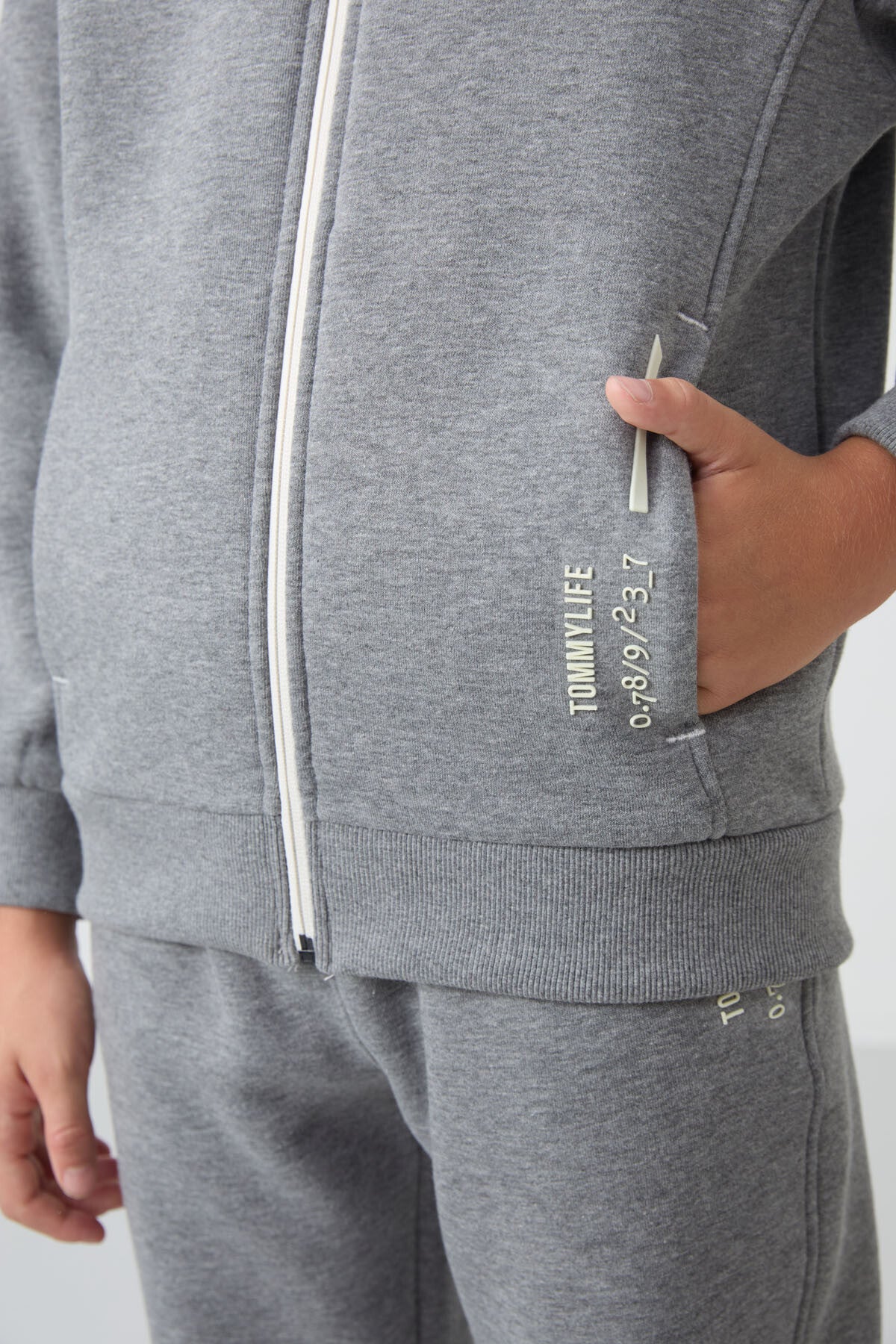 Gri Melanj Pamuklu Kalın İçi Tüylü Standart Fit Nakışlı Erkek Çocuk Eşofman Takım - 11240