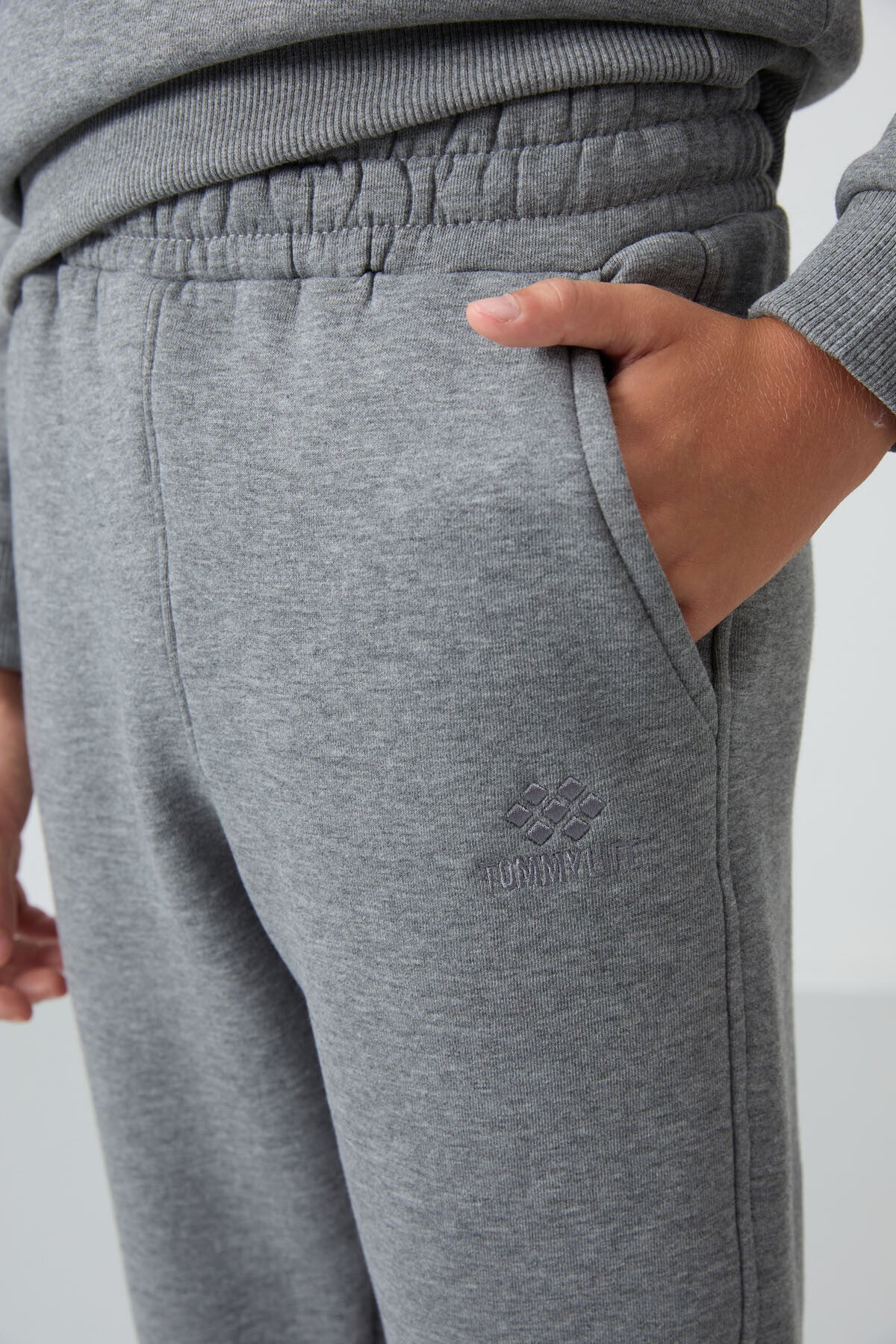 Gri Melanj Pamuklu Kalın İçi Tüylü Standart Fit Nakışlı Erkek Çocuk Eşofman Takım - 11249