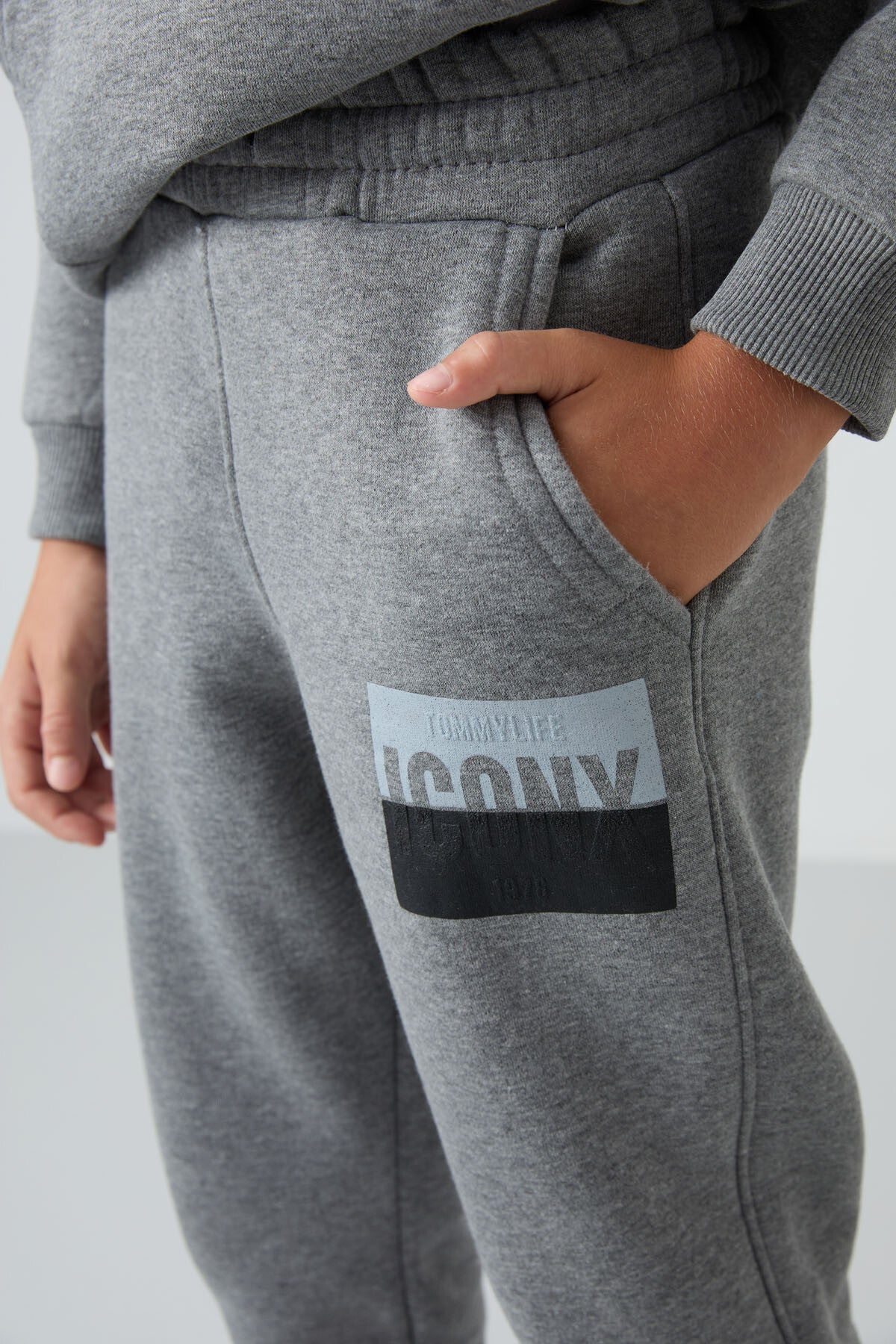 Gri Melanj Pamuklu Kalın İçi Tüylü Standart Fit Baskılı Erkek Çocuk Eşofman Takım - 11246