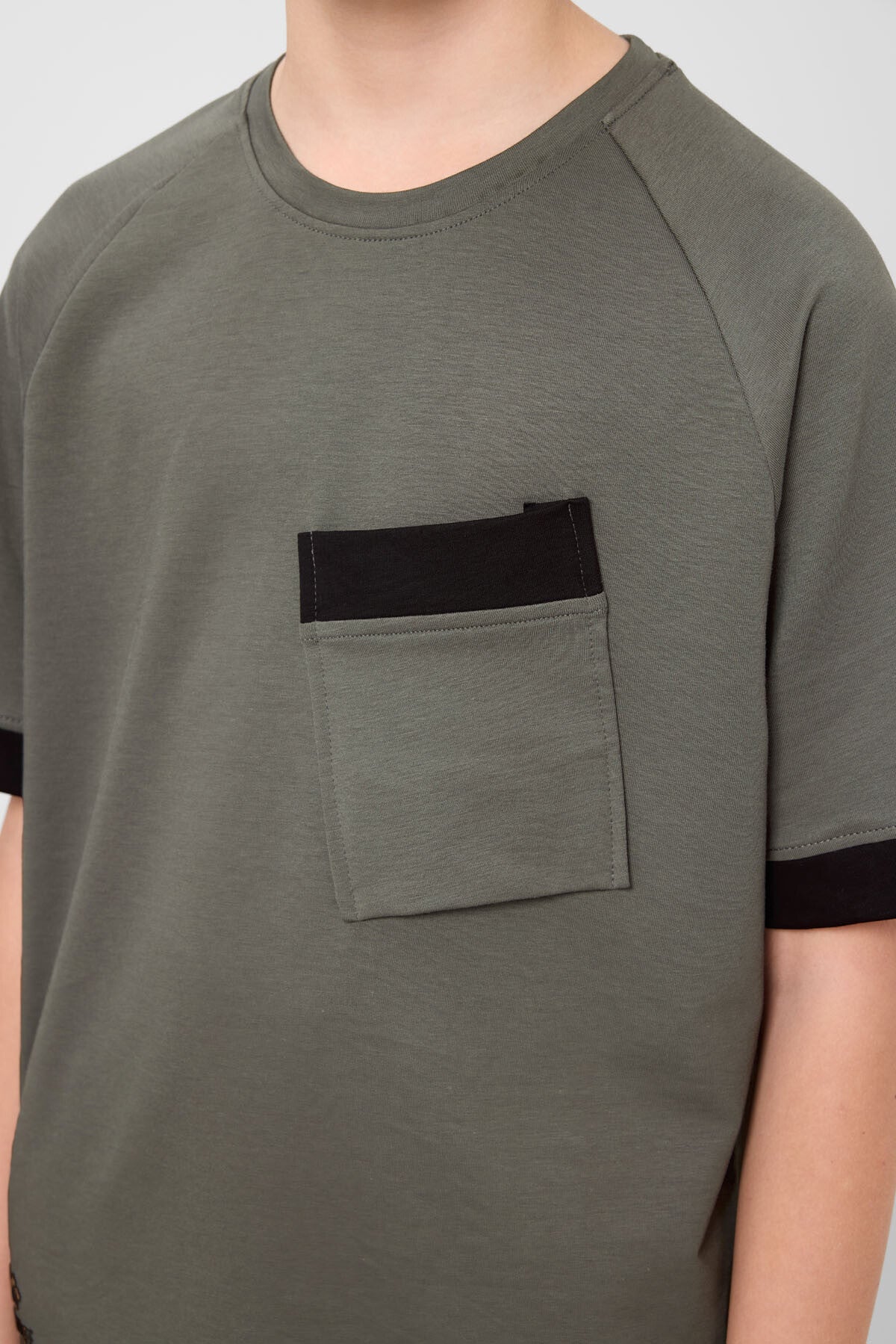 Haki Pamuklu Yumuşak Dokulu Oversize Cep Detaylı Erkek Çocuk T-Shirt - 11295