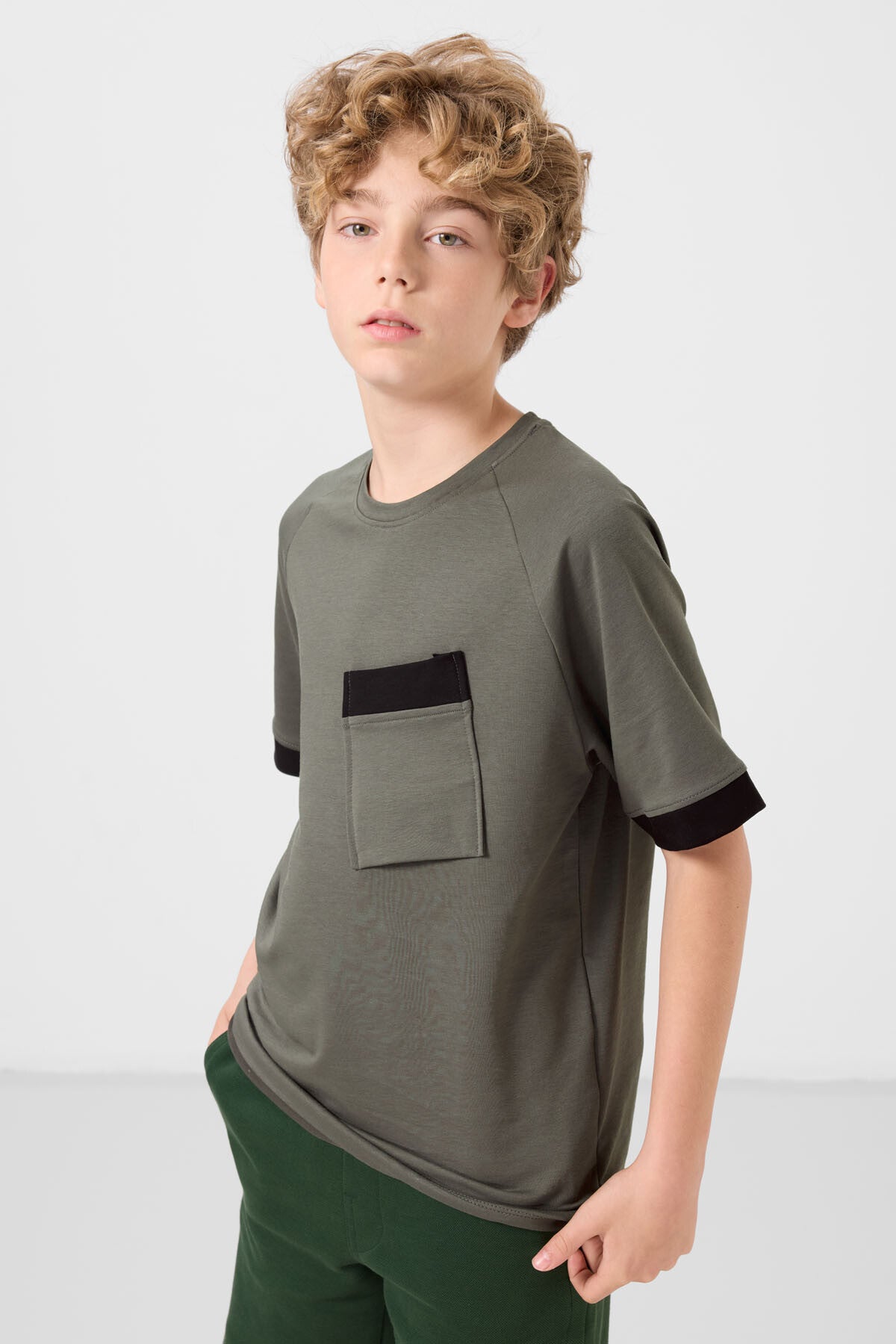Haki Pamuklu Yumuşak Dokulu Oversize Cep Detaylı Erkek Çocuk T-Shirt - 11295