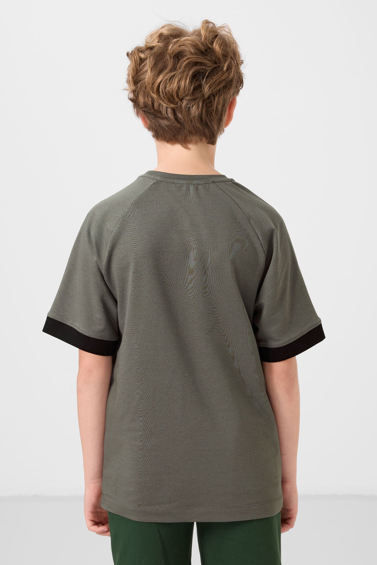 Haki Pamuklu Yumuşak Dokulu Oversize Cep Detaylı Erkek Çocuk T-Shirt - 11295