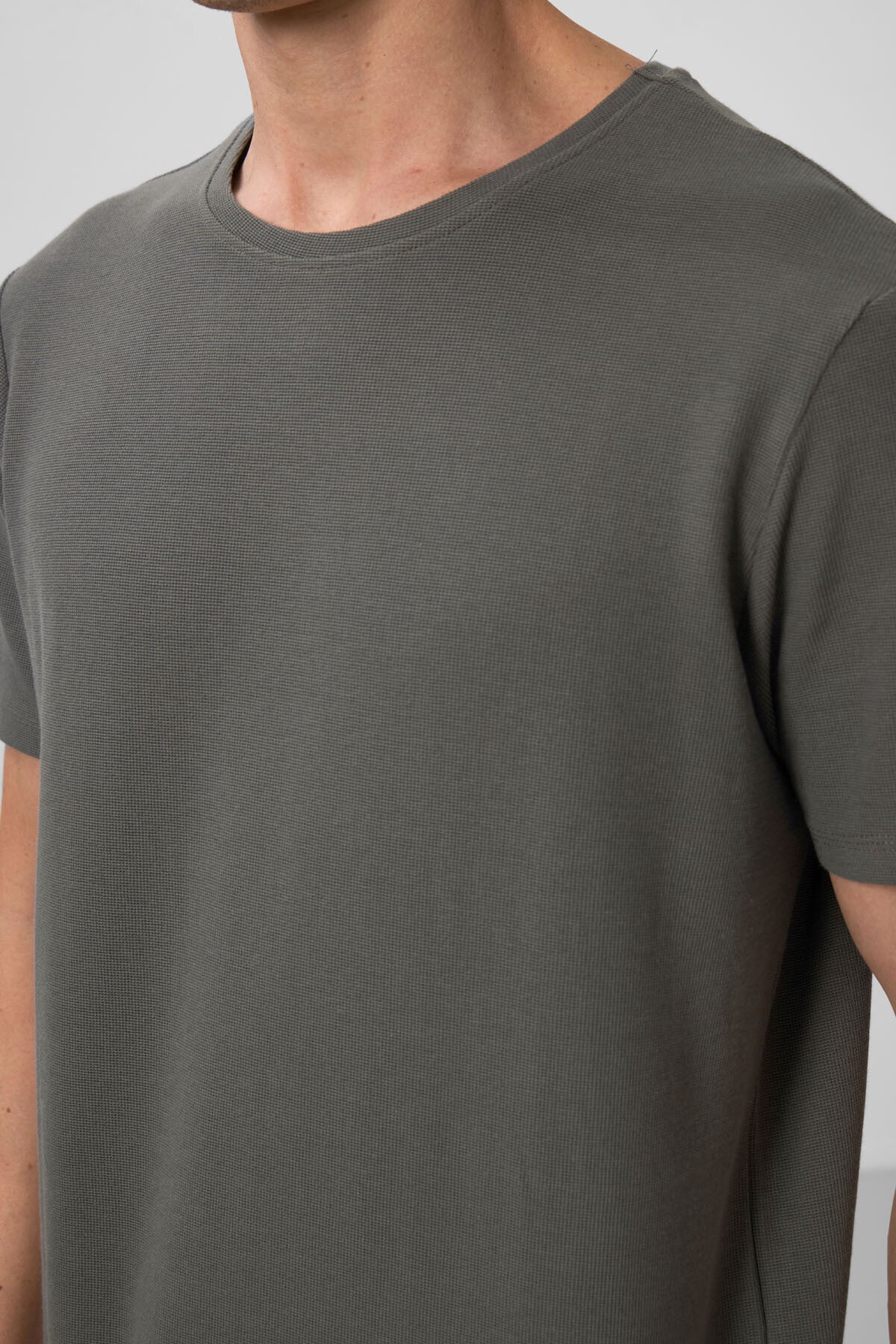 Haki Yüzeyi Dokulu Rahat Form Basic Erkek T-Shirt - 88436