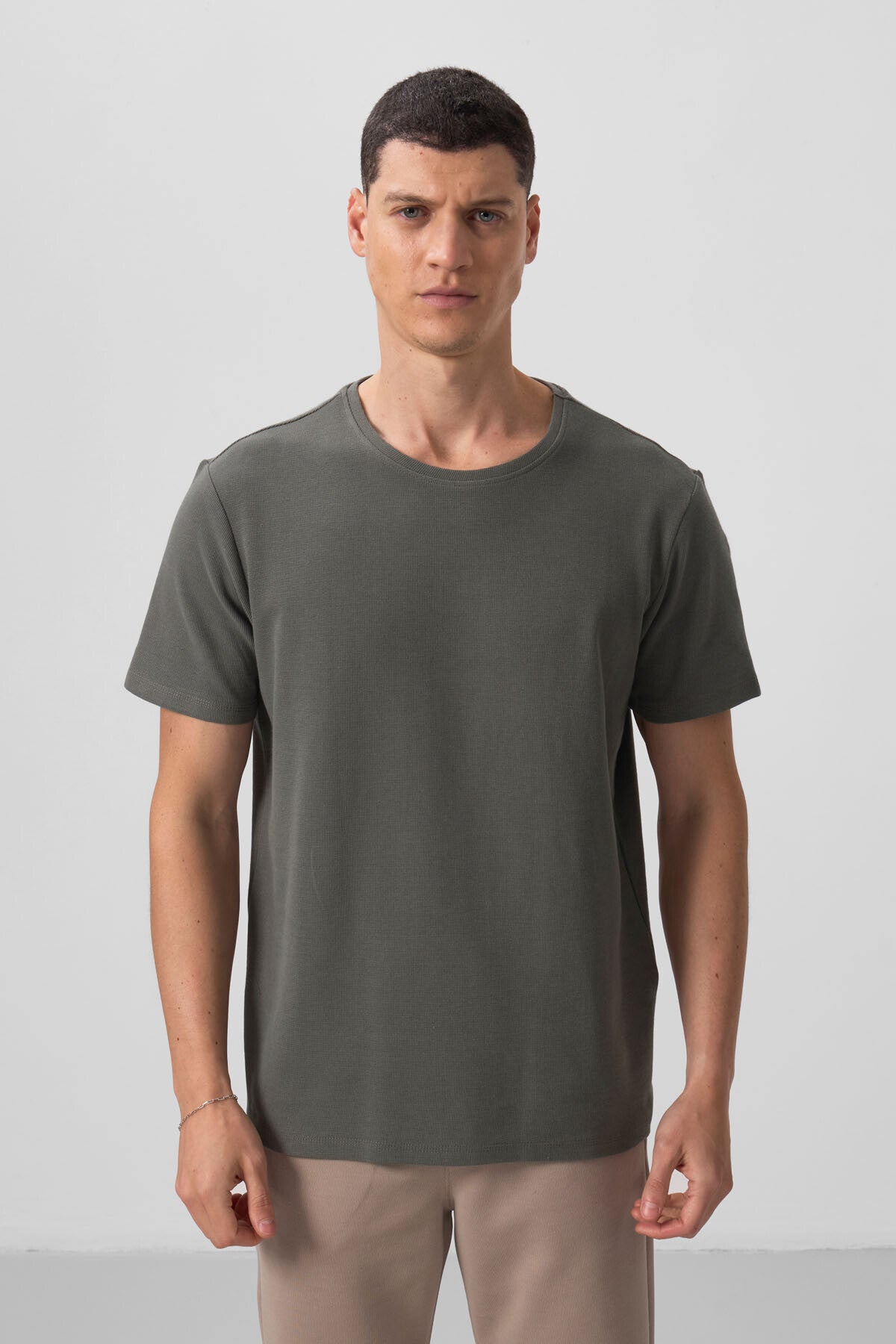 Haki Yüzeyi Dokulu Rahat Form Basic Erkek T-Shirt - 88436