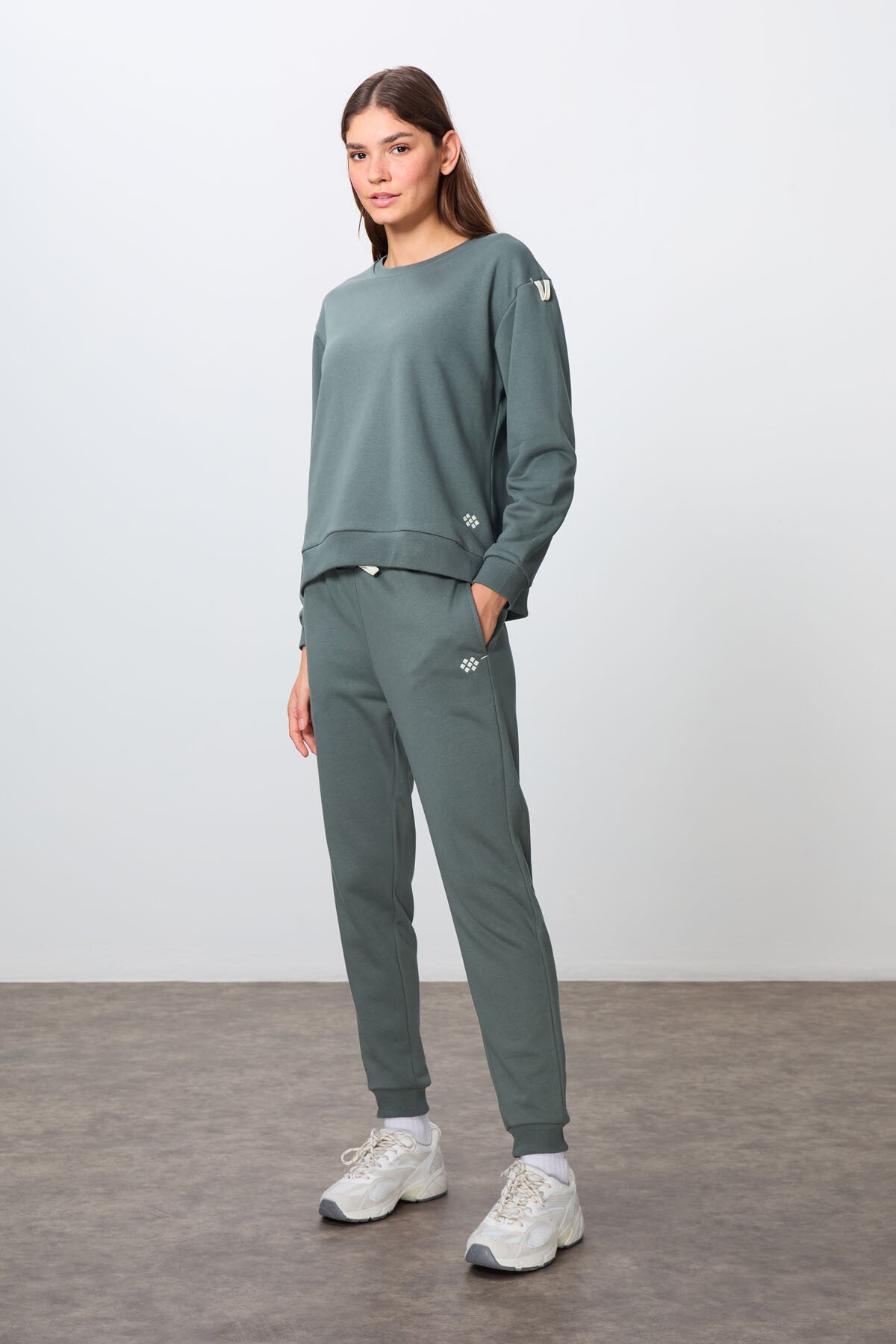 Haki Kompakt Pamuklu Kalın Pürüzsüz Dokulu O Yaka Oversize Fit Kadın Eşofman Takım - 95341