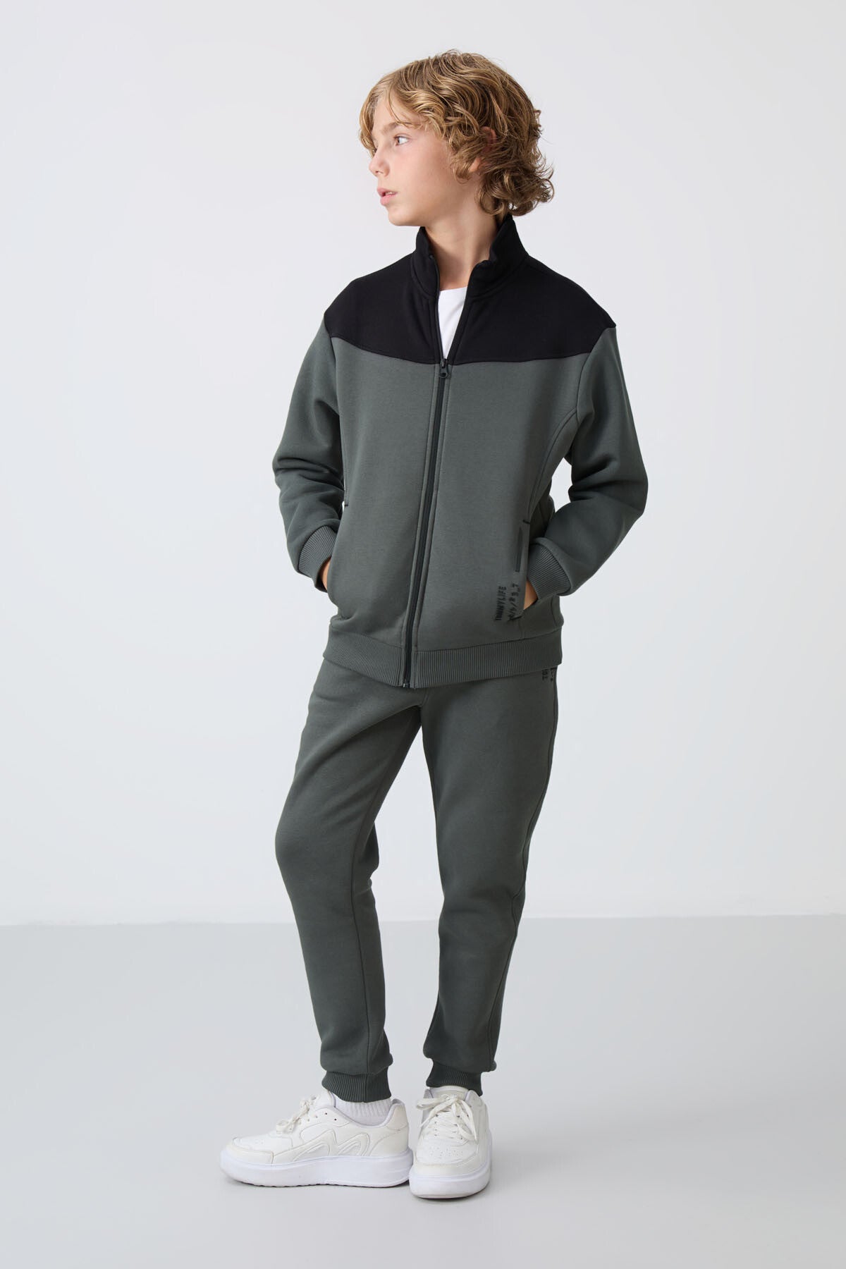 Haki Pamuklu Kalın İçi Tüylü Yumuşak Dokulu Standart Fit Nakışlı Erkek Çocuk Eşofman Takım - 11240