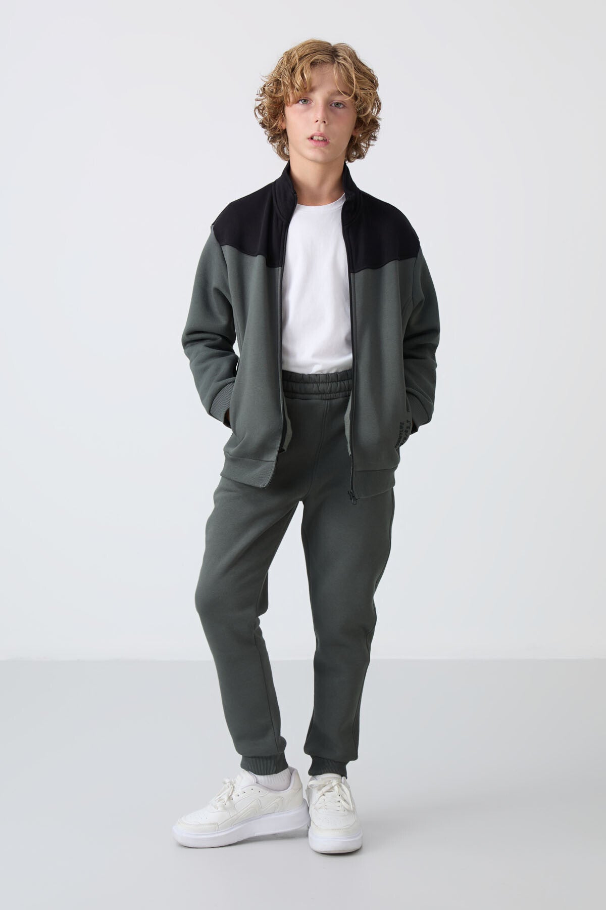 Haki Pamuklu Kalın İçi Tüylü Yumuşak Dokulu Standart Fit Nakışlı Erkek Çocuk Eşofman Takım - 11240