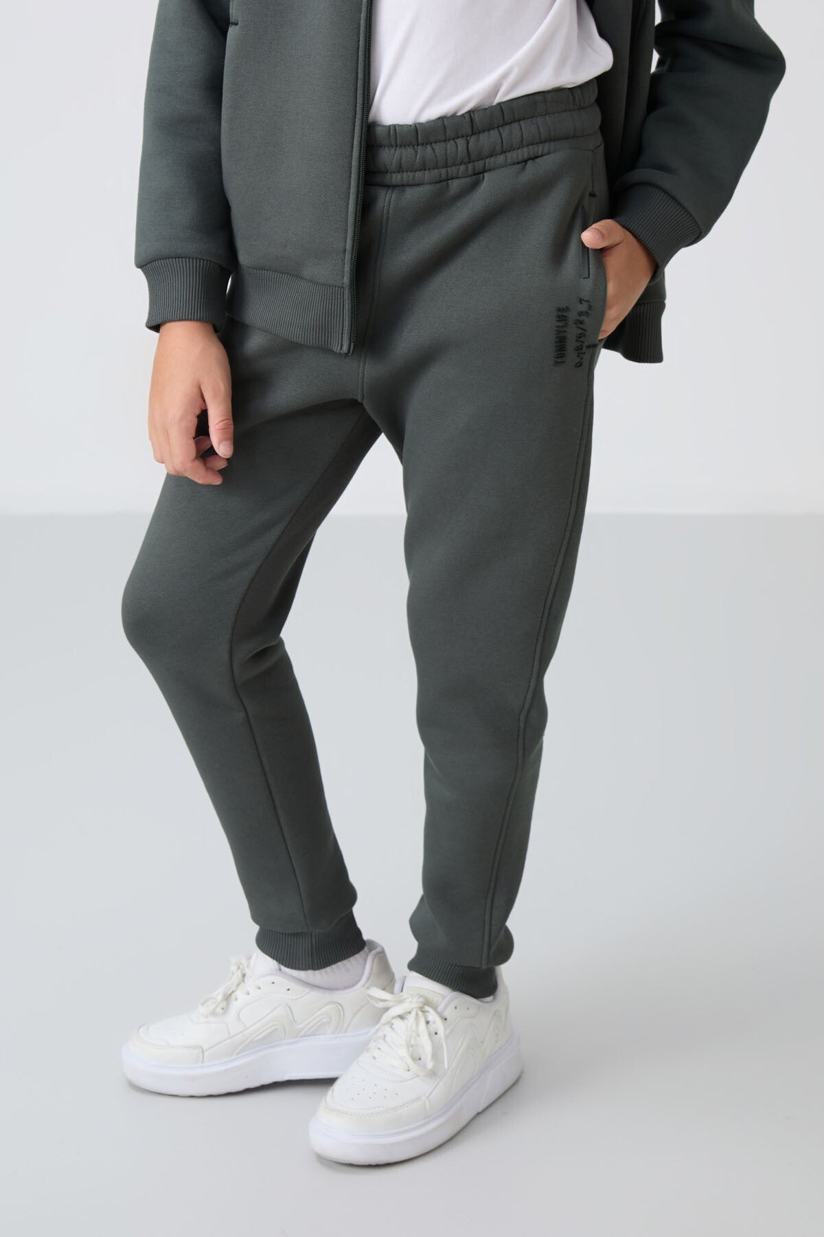 Haki Pamuklu Kalın İçi Tüylü Yumuşak Dokulu Standart Fit Nakışlı Erkek Çocuk Eşofman Takım - 11240