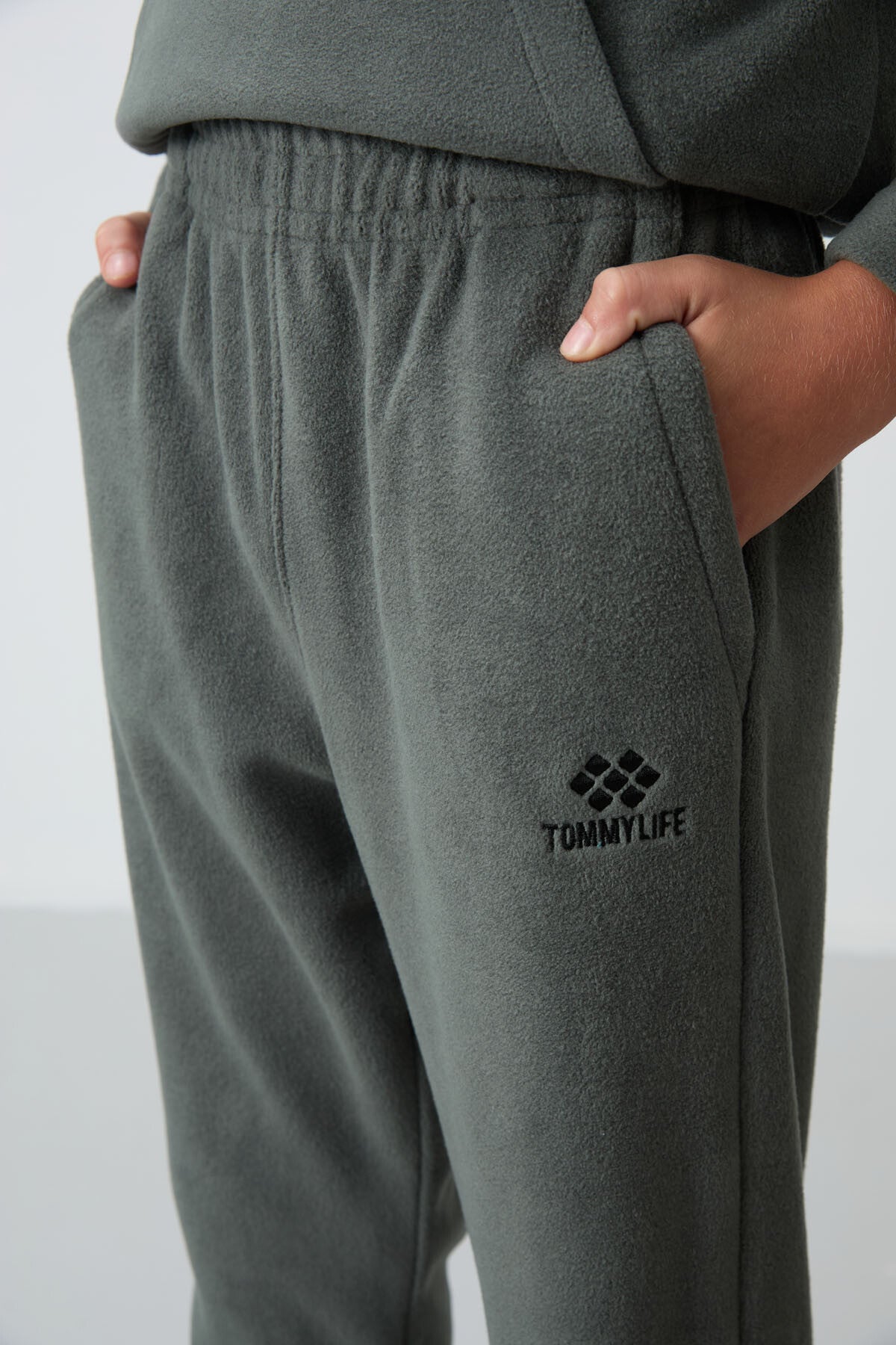 Haki Kalın Yumuşak Dokulu Standart Fit Nakışlı Polar Erkek Çocuk Eşofman Takım - 11218