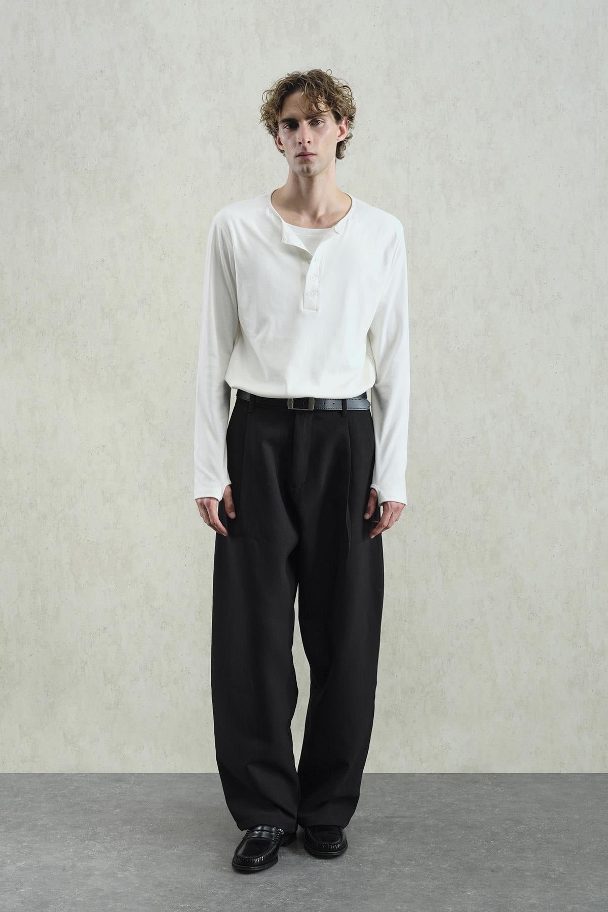 İÇİ ATLETLİ UZUN KOL BEYAZ T-SHIRT