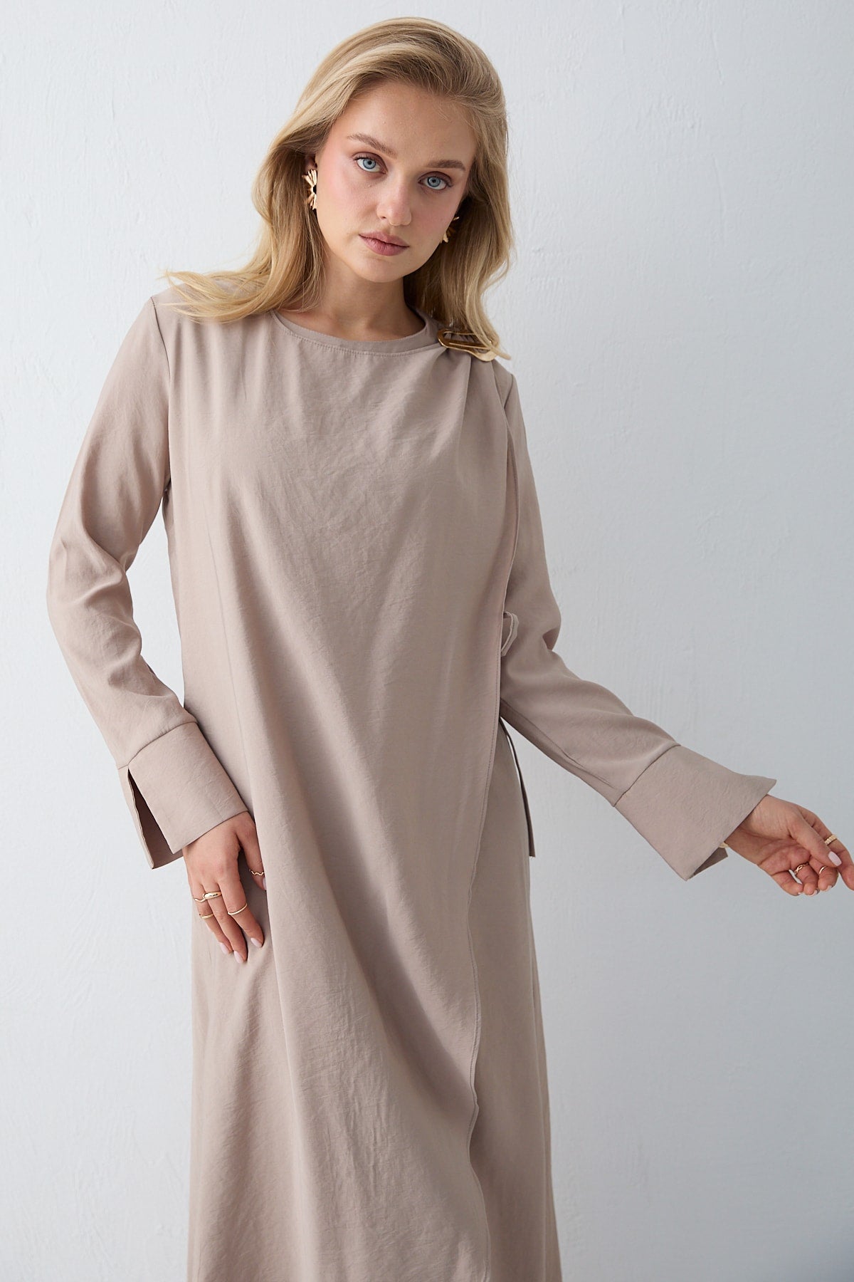 Broş Detaylı Elbise 32-2615