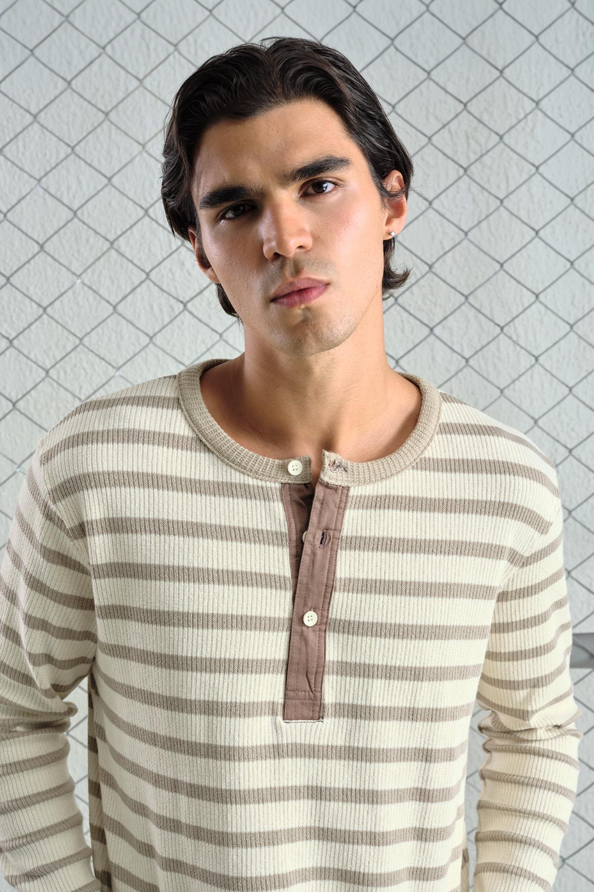 KALIN ÇİZGİLİ YARIM PATLI BEJ T-SHIRT