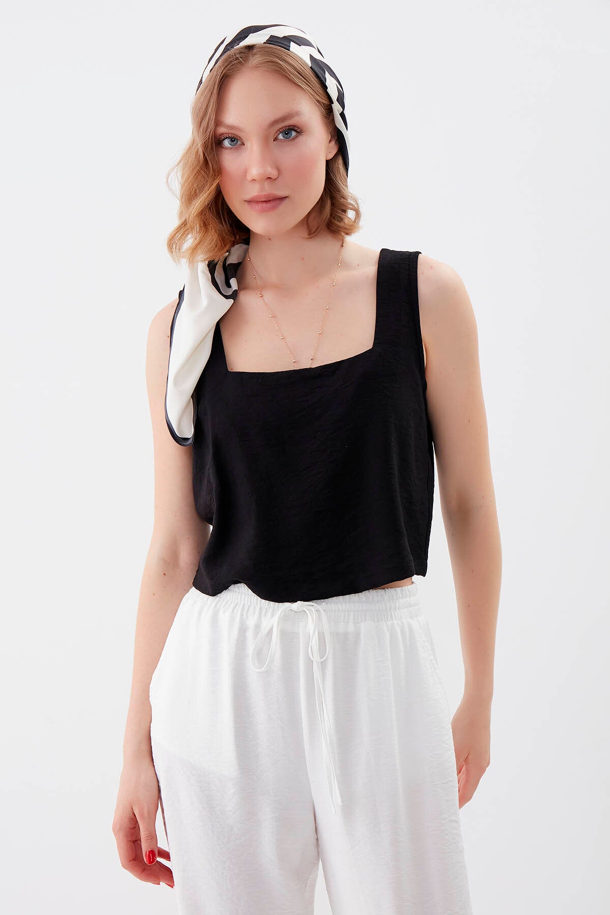 Kare Yaka Sıfır Kol Crop Bluz