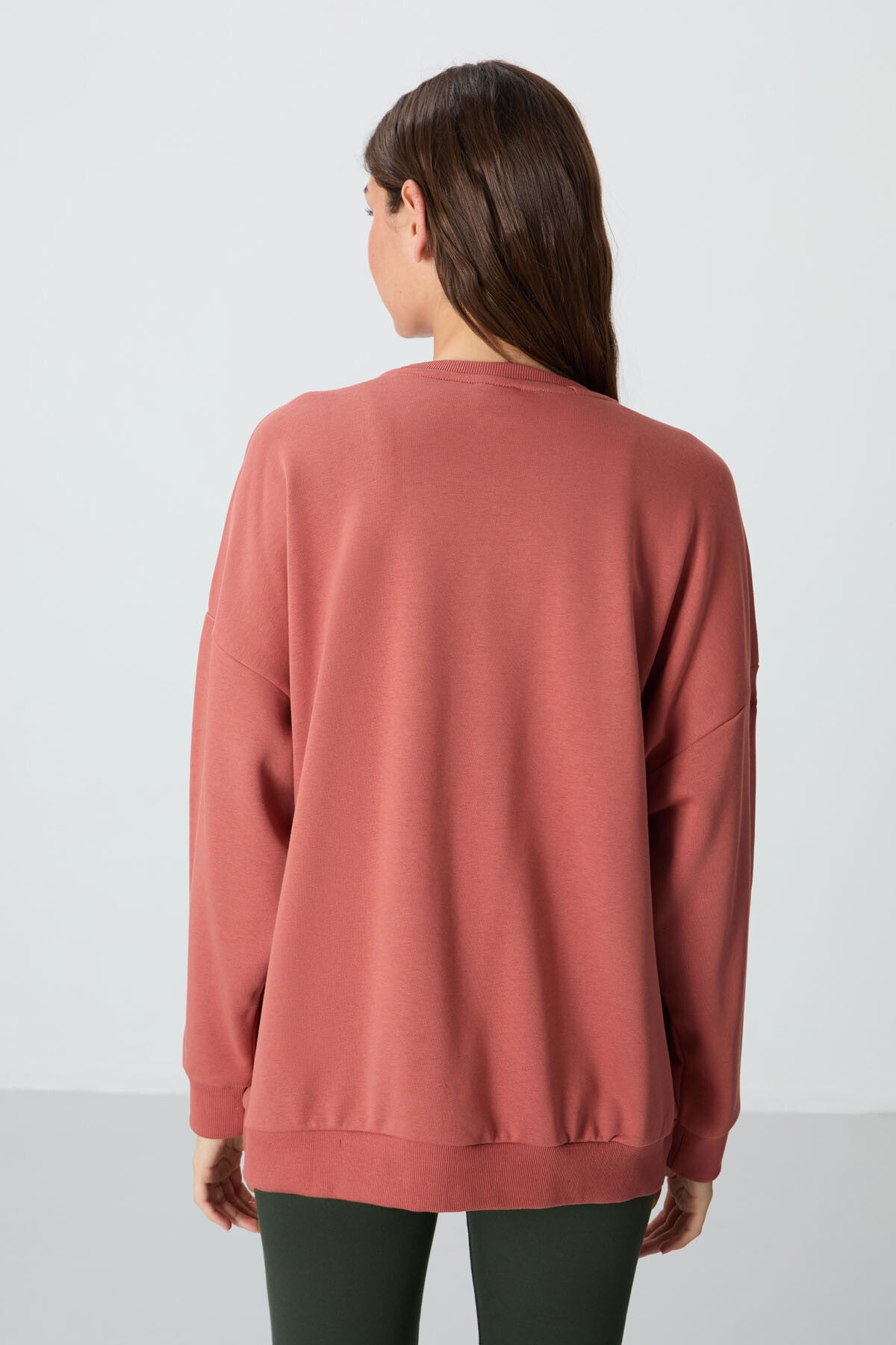 Kiremit Kompakt Pamuklu Kalın Pürüzsüz Dokulu O Yaka Oversize Fit Kadın Sweatshirt - 97288