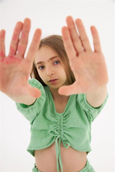 Kız Çocuk Büzgü Detaylı Bluz Beli Lastikli Harem Pantolon 2'li Takım Yeşil 4 Yaş