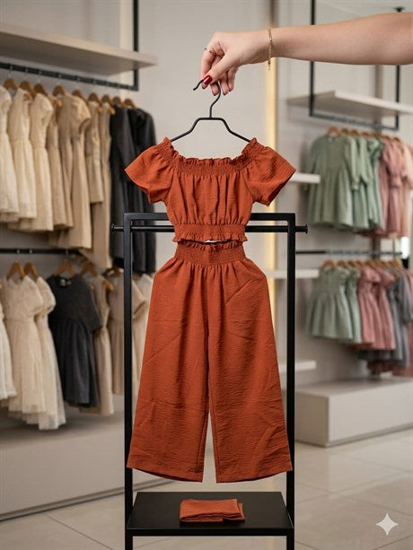 Kız Çocuk Düşük Omuz Beli ve Kolları Lastikli Bluz ve Pantalon 2`li Takım