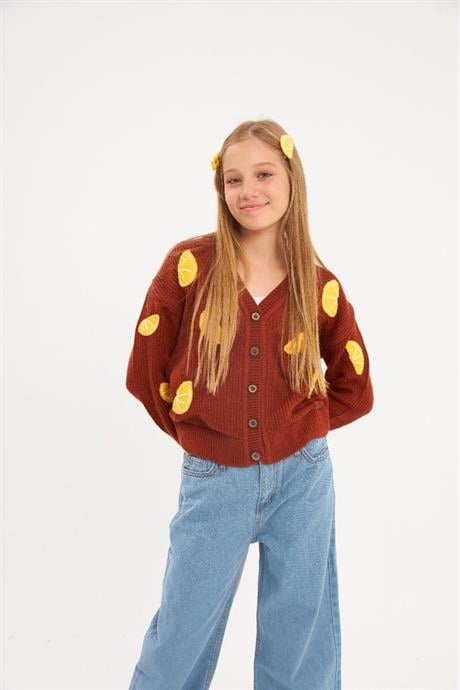 Kız Çocuk İşlemeli Limon Motifli triko Hırka Geniş Paça Kot Pantolon Saç Tokası 3'lü Takım Kahverengi 12 Yaş