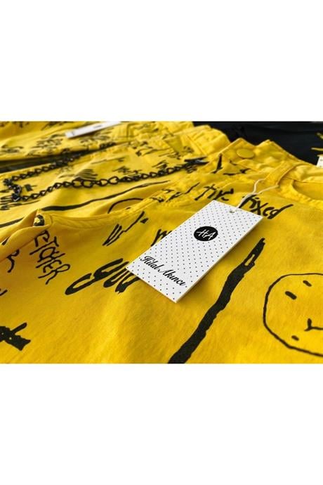 Kız Çocuk Kulaklık Baskılı Siyah Tişört Zincirli Yazılı Kot Kapri Şapkasız 2'li Takım Sarı 12 Yaş