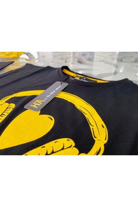 Kız Çocuk Kulaklık Baskılı Siyah Tişört Zincirli Yazılı Kot Kapri Şapkasız 2'li Takım Sarı 4 Yaş