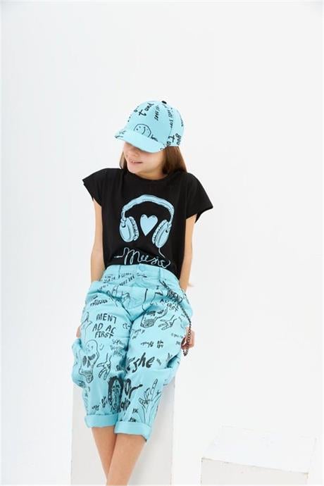 Kız Çocuk Kulaklık Baskılı Siyah Tişört Zincirli Yazılı Kot Kapri Şapkasız 2'li Takım Mavi 4 Yaş