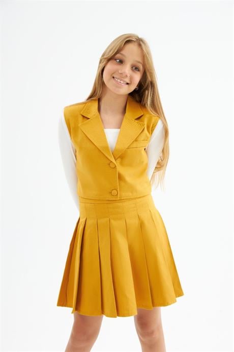 Kız Çocuk Kumaş Kaplama Düğme Detaylı Vatkalı Yelek Beyaz Badi Pileli Etek 3'lü Takım Hardal 6 Yaş