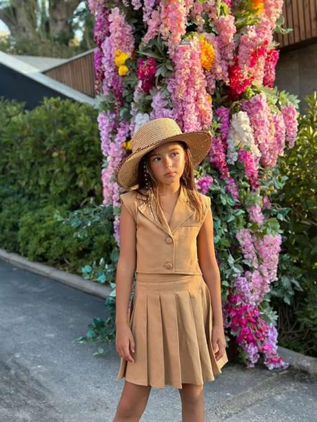 Kız Çocuk Kumaş Kaplama Düğme Detaylı Vatkalı Yelek Beyaz Badi Pileli Etek 3'lü Takım Kahve 4 Yaş