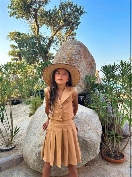 Kız Çocuk Kumaş Kaplama Düğme Detaylı Vatkalı Yelek Beyaz Badi Pileli Etek 3'lü Takım Kahve 12 Yaş