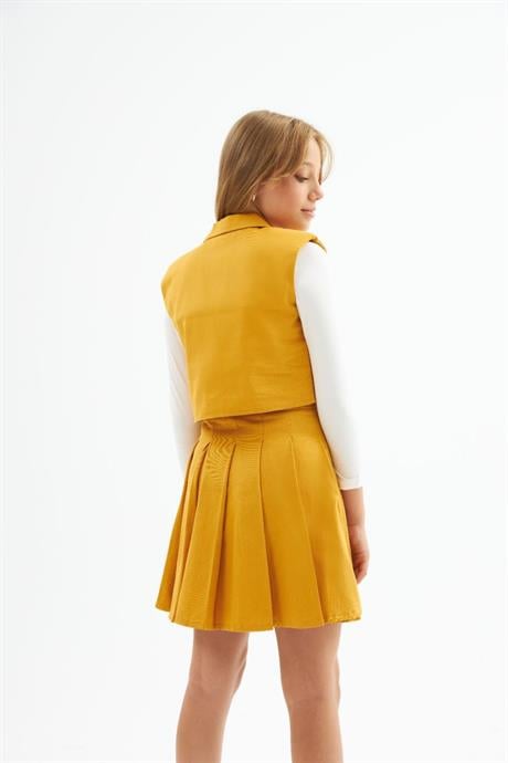 Kız Çocuk Kumaş Kaplama Düğme Detaylı Vatkalı Yelek Beyaz Badi Pileli Etek 3'lü Takım Hardal 12 Yaş