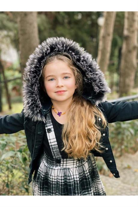 Kız Çocuk Kürklü Kapüşonlu Kot Ceket Siyah Triko Badi Oduncu Kumaş Kırmızı Salopet Etek 3'lü Takım BEYAZ 4 Yaş