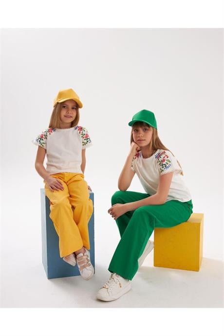 Kız Çocuk Nakış Detaylı Beyaz Bluz Renkli Pantolon Şapka 3'lü Takım Sarı 10 Yaş