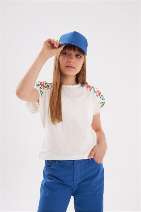 Kız Çocuk Nakış Detaylı Beyaz Bluz Renkli Pantolon Şapka 3'lü Takım Saks 10 Yaş