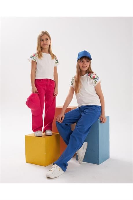 Kız Çocuk Nakış Detaylı Beyaz Bluz Renkli Pantolon Şapka 3'lü Takım Saks 8 Yaş