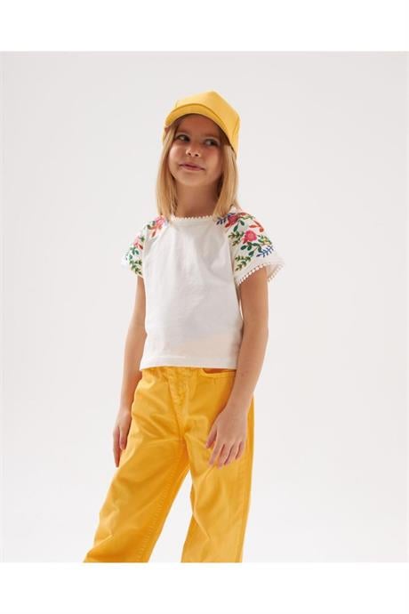 Kız Çocuk Nakış Detaylı Beyaz Bluz Renkli Pantolon Şapka 3'lü Takım Sarı 12 Yaş