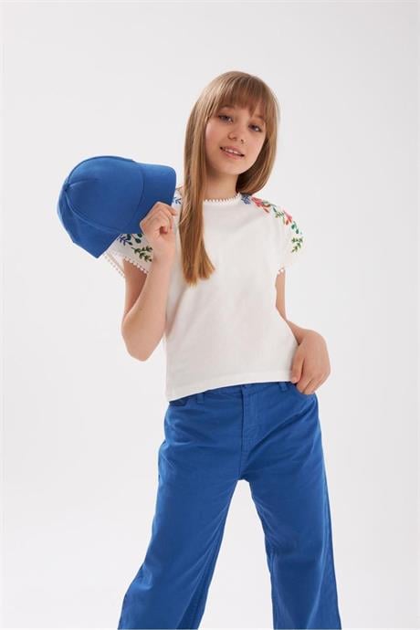 Kız Çocuk Nakış Detaylı Beyaz Bluz Renkli Pantolon Şapka 3'lü Takım Saks 14 Yaş