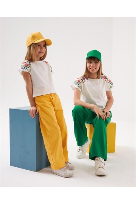 Kız Çocuk Nakış Detaylı Beyaz Bluz Renkli Pantolon Şapka 3'lü Takım Sarı 8 Yaş