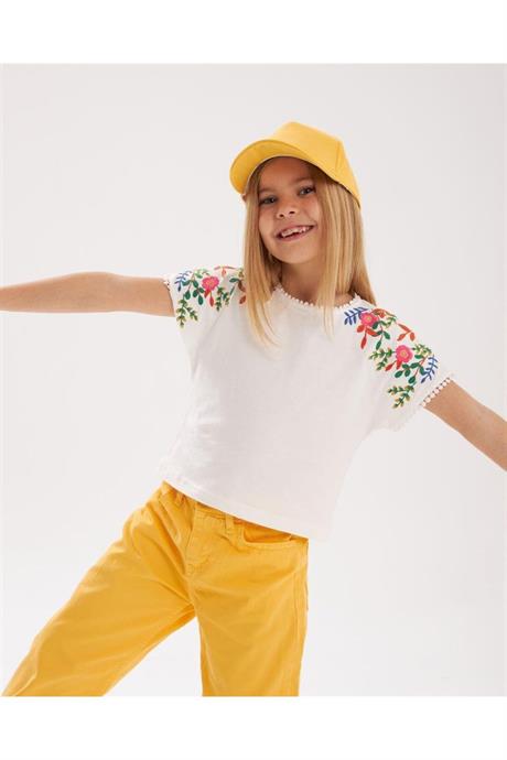 Kız Çocuk Nakış Detaylı Beyaz Bluz Renkli Pantolon Şapka 3'lü Takım Sarı 12 Yaş