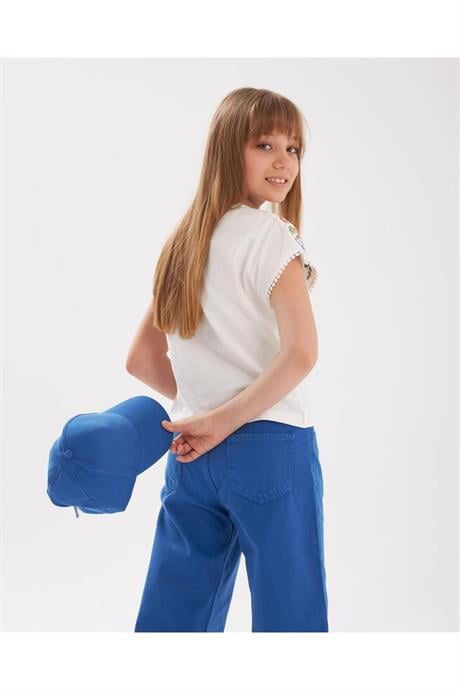 Kız Çocuk Nakış Detaylı Beyaz Bluz Renkli Pantolon Şapka 3'lü Takım Saks 4 Yaş