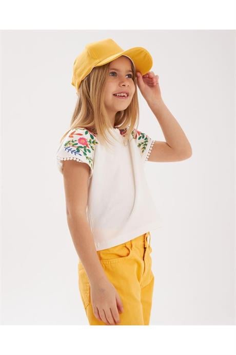 Kız Çocuk Nakış Detaylı Beyaz Bluz Renkli Pantolon Şapka 3'lü Takım Sarı 8 Yaş