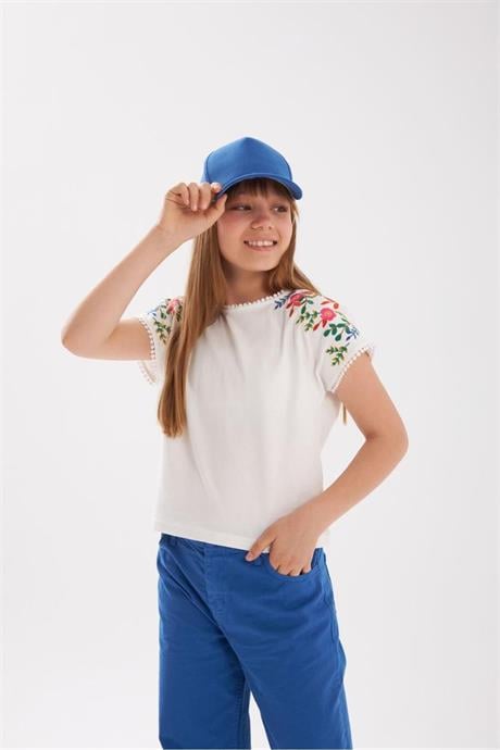 Kız Çocuk Nakış Detaylı Beyaz Bluz Renkli Pantolon Şapka 3'lü Takım Saks 4 Yaş
