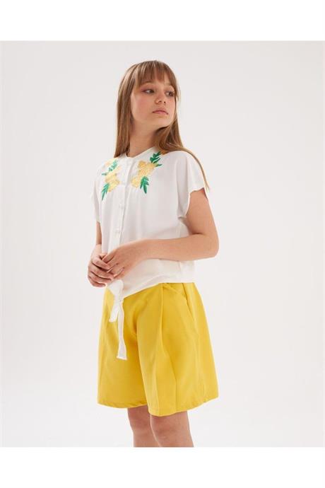 Kız Çocuk Nakış Detaylı Önü Bağlamalı Beyaz Gömlek Cepli Şort 2'li Takım Sarı 4 Yaş