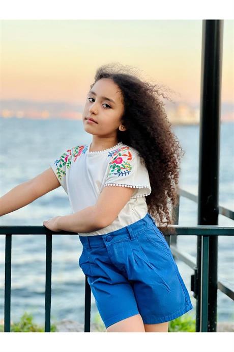 Kız Çocuk Nakışlı Beyaz Bluz Renkli Pensli Şort Şapka 3'lü Takım Saks 8 Yaş