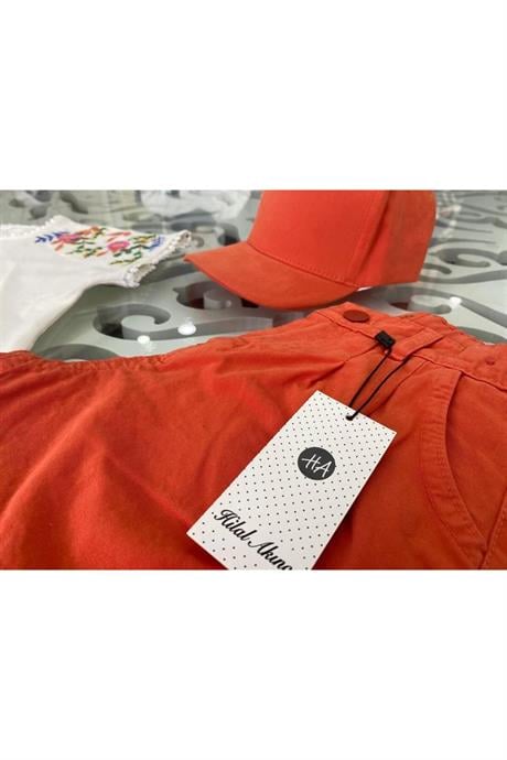 Kız Çocuk Nakışlı Beyaz Bluz Renkli Pensli Şort Şapka 3'lü Takım Turuncu 10 Yaş