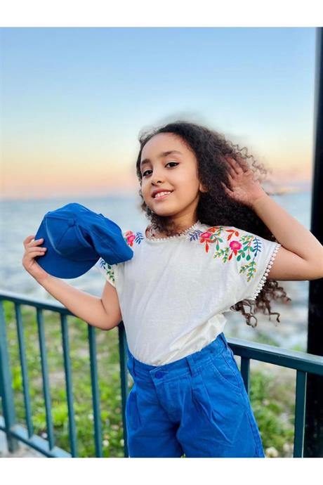 Kız Çocuk Nakışlı Beyaz Bluz Renkli Pensli Şort Şapka 3'lü Takım Saks 6 Yaş