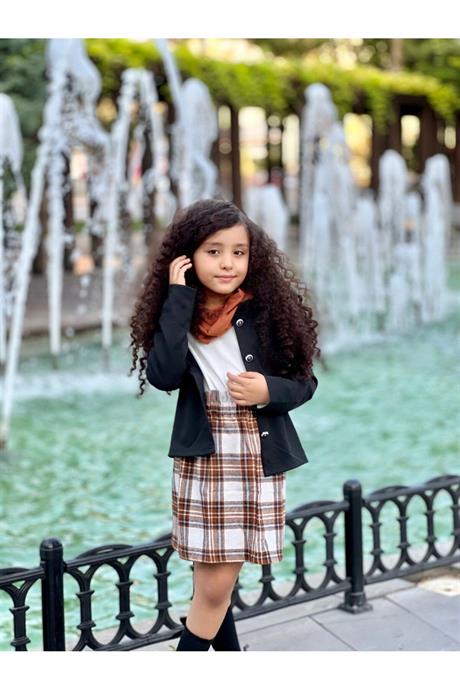 Kız Çocuk Siyah Ceket Beyaz Bluz Kareli Etek Boyunluk Çorap 5'li Takım Kahverengi 10 Yaş